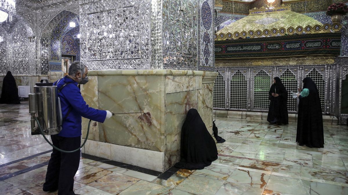 Írán kvůli obavě z nákazy dezinfikuje svatyně a zavírá školy